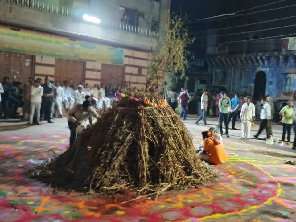 Mathaniya Mathania Holika Dahan: Kids Perform Agni Parikrama Amidst Dhol-Nagaada