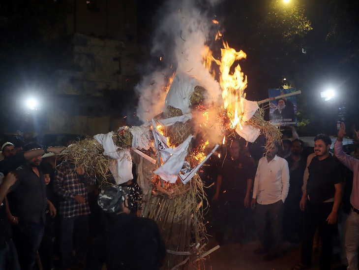 नई दिल्ली में अंजुमन-ए-हैदरी के सदस्यों ने दरगाह शाहे मर्दा जोर बाग में खामेनेई की मौत के बाद कैंडल मार्च निकाला और अमेरिका-इजरायल का पुतला जलाया।