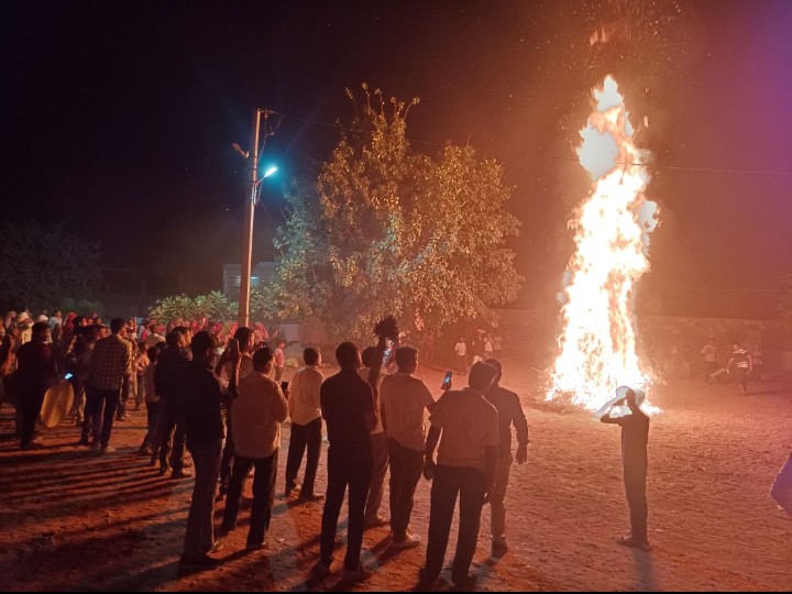 Mathaniya Mathania Holika Dahan: Kids Perform Agni Parikrama Amidst Dhol-Nagaada