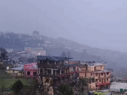 पहाड़ों में सुबह-शाम ठंडी हवाएं चल रही है। तस्वीर अल्मोड़ा की है।