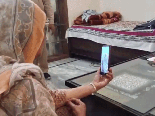 दुबई में फंसे कपल ने अपने परिजन से वीडियो कॉल पर बात कर अपना हाल बताया।