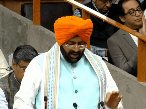 शिक्षा मंत्री महिपाल ढांडा अन्य विधायकों को मेज थपथपाने के लिए कहते हुए।