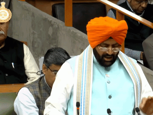 शिक्षा मंत्री महिपाल ढांडा सीएम की घोषणा से खुश होकर, बहुत बढ़िया कहते दिखे। इसके बाद वो अन्य विधायकों को मेज थपथपाने के लिए कहने लगे।