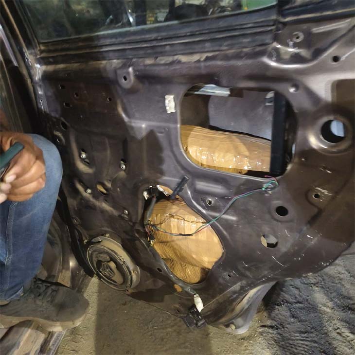 कार के दरवाजे में गुप्त चेंबर बनाकर उसमे गांजा छिपाकर ला रहे थे।