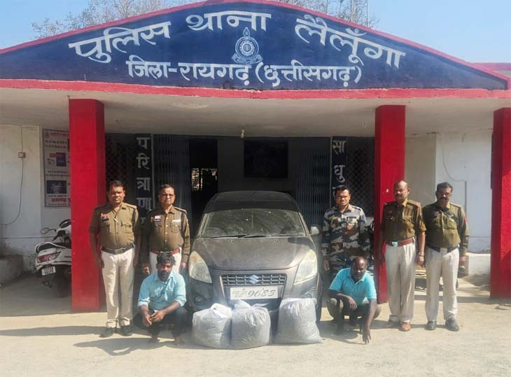 ओडिशा की ओर से गांजा ला रहे थे, पुलिस ने घेराबंदी कर उन्हें पकड़ लिया।