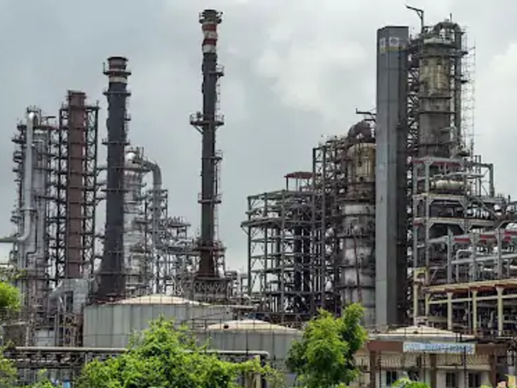 भारत दुनिया का तीसरा सबसे बड़ा कच्चे तेल का उपभोक्ता है। भारत अपनी कुल जरूरत का लगभग 88% कच्चा तेल विदेशों से आयात करता है।