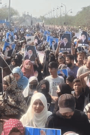 छोटा इमामबाड़ा से बड़ा इमामबाड़ा की तरफ लोग कई बार गए। भारी भीड़ के बीच खामेनेई की तस्वीरें ही नजर आ रही थीं।