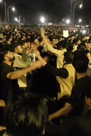 लखनऊ में लोगों ने मोहर्रम की तरह या हुसैन कहते हुए मातम किया।