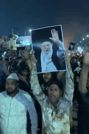 लखनऊ में बड़ा इमामबाड़ा पर रात में हजारों की संख्या में लोगों ने प्रदर्शन किया।