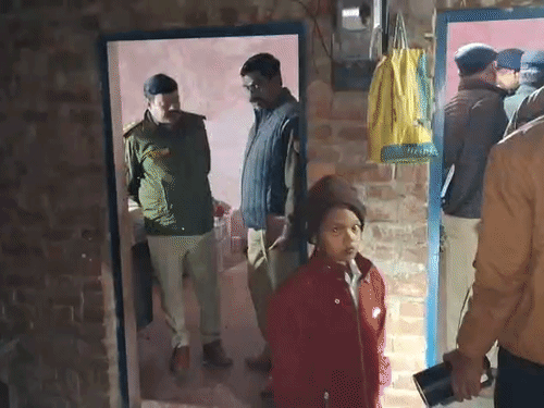 सूचना मिलते ही देर रात ही पुलिस फोर्स मौके पर पहुंची। शवों को पोस्टमॉर्टम के लिए भिजवाया।