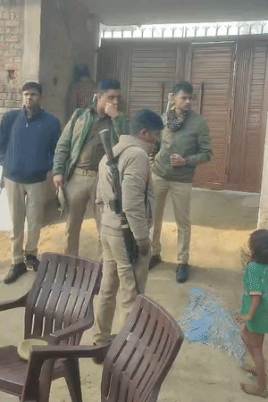 पुलिस ने घर के बाहर डेरा डाला हुआ है। मौके से सबूत जुटाए जा रहे हैं।