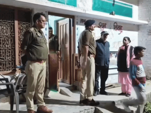 यह तस्वीर घटना के दिन की है। पुलिस और फोरेंसिक टीम ने सबूत जुटाए थे।