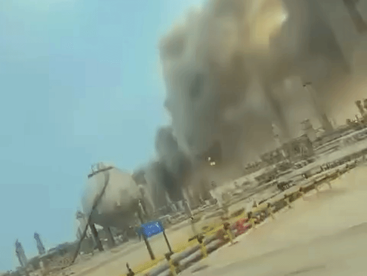 ईरान ने सऊदी अरब की बड़ी तेल रिफाइनरी रास तनूरा पर हमला किया है। यह रिफाइनरी सऊदी की सरकारी तेल कंपनी सऊदी आरामको की है। इसकी क्षमता लगभग 5.5 से 6 लाख बैरल प्रतिदिन के आसपास मानी जाती है।