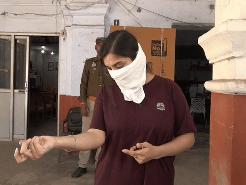 कर्नलगंज थाने में पीड़िता ने बताया कि आरोपियों ने उसके साथ मारपीट की, जिससे उसके हाथ में चोटें आई हैं। LRN24