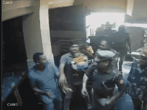 सीन-2: जब फौजी बचने के लिए घर के अंदर की तरफ आया, तो दरोगा ने पीछे से आकर उसे पकड़कर पीटा।