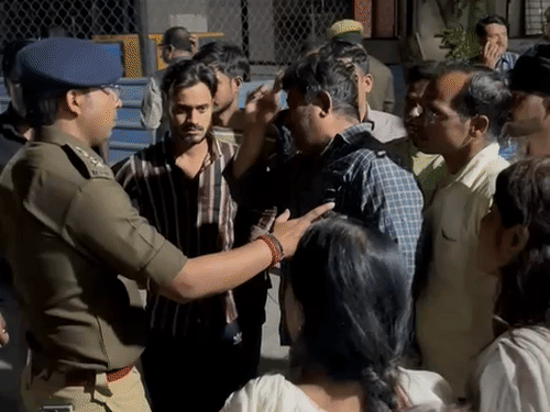 सोमवार रात पुलिस अधिकारी लोकबंधु अस्पताल में पुलिस अफसर उनैज के पिता को समझाने में लगे रहे। इस दौरान वह आरोपियों पर कार्रवाई करने की बात कहते रहे।