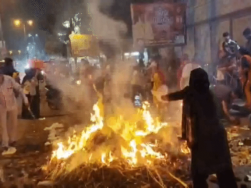दिल्ली के रोहिणी इलाके में होलिका दहन हुआ।