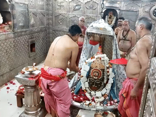 उज्जैन में भगवान महाकाल की विशेष संध्या आरती की गई।