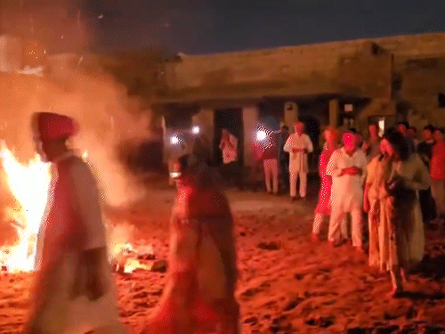 राजस्थान के जैसलमेर में शाही परिवार ने पारंपरिक तरीके से होलिका दहन की रस्म पूरी की।