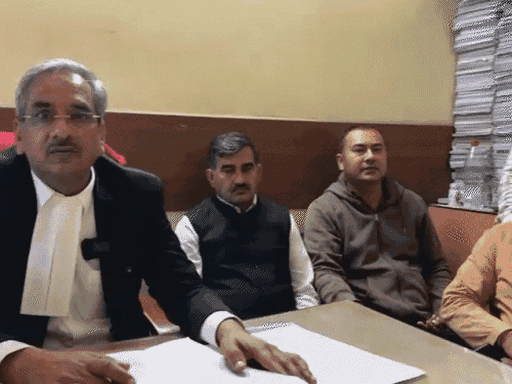 वकील जानकारी देते हुए। फाइल फोटो