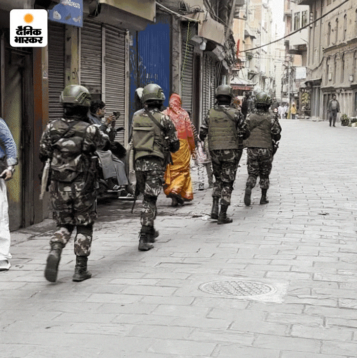 Gen Z प्रोटेस्ट के बाद नेपाल में पहली बार चुनाव हो रहे हैं। कोई गड़बड़ न हो, इसलिए सेना और पुलिस के जवान गलियों में गश्त कर रहे हैं।