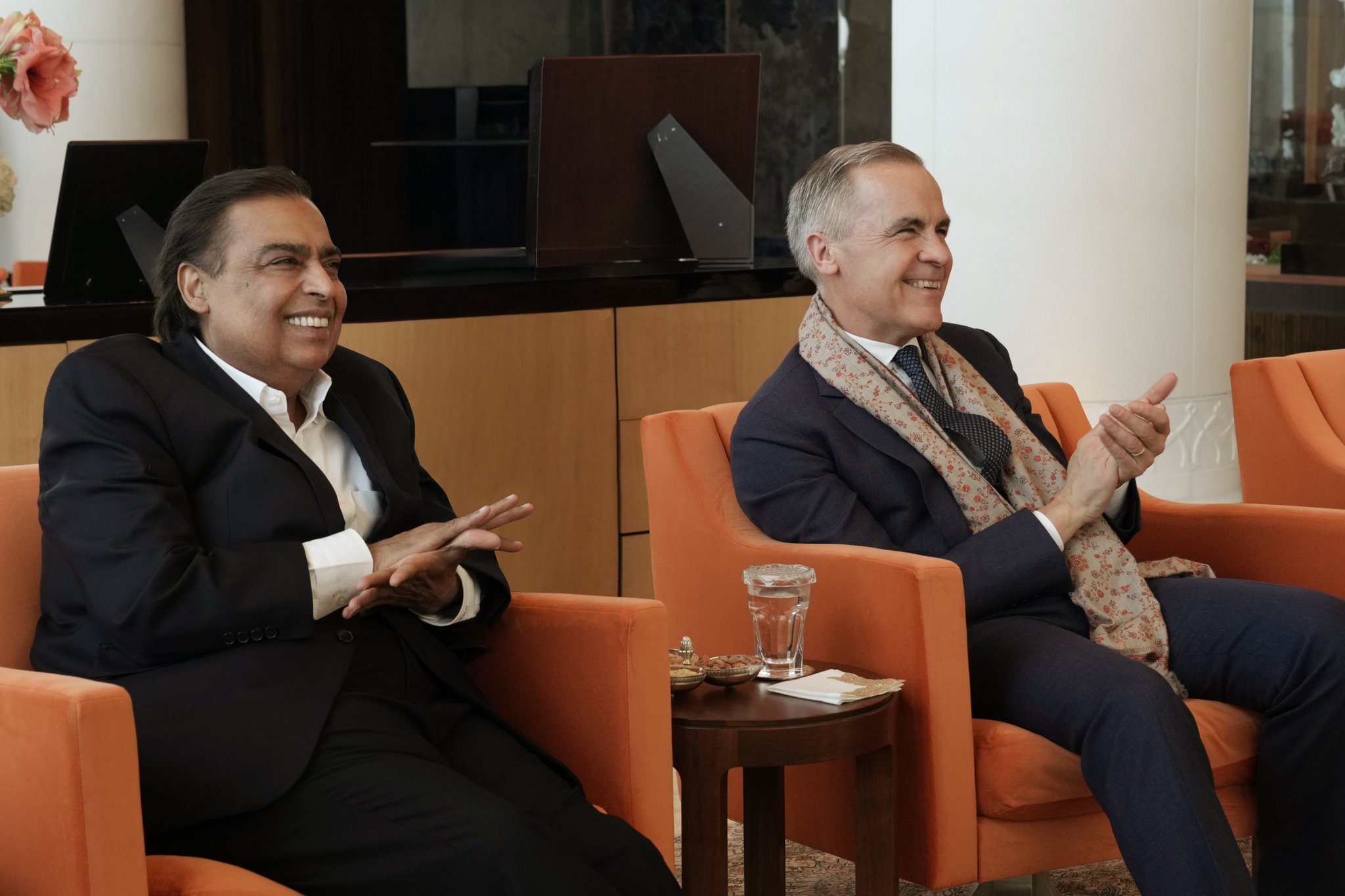 उद्योगपति मुकेश अंबानी के साथ कनाडा के प्रधानमंत्री मार्क कार्नी।