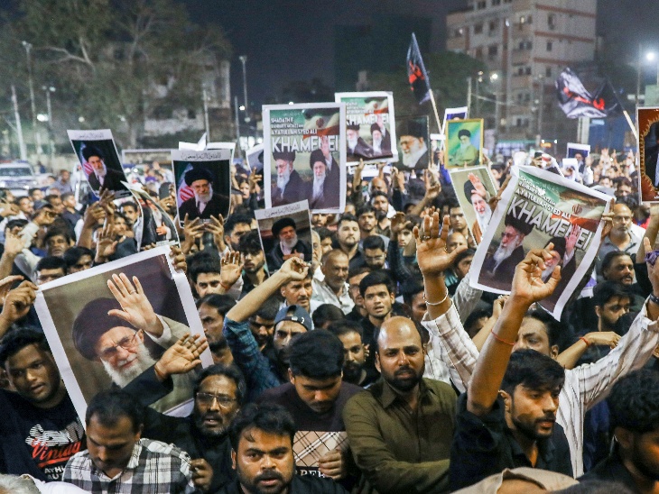 तेलंगाना के हैदराबाद के पुराने शहर में खामेनेई की मौत के बाद इजराइल-अमेरिका के विरोध में रविवार को लोग सड़कों पर उतर आए।