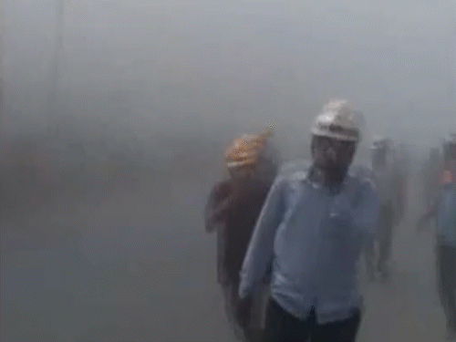 बोइसर की भगेरिया केमिकल्स कंपनी में केमिकल रिसाव से पूरे इलाके में धुंध फैल गई। - Dainik Bhaskar