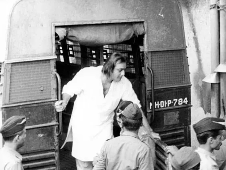 अंडरवर्ल्ड डॉन से हथियार लेने के चलते संजय दत्त का नाम भी 1993 के सीरियल बम ब्लास्ट में आया था।