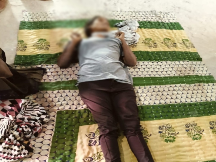 रोशनदान के एंगल से स्कार्फ बांधकर फांसी लगाकर जान दे दी।