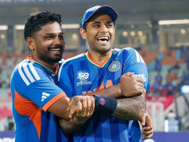 मैच जीतने के बाद कप्तान सूर्यकुमार यादव (टोपी में) संजू सैमसन के साथ सेलिब्रेट करते हुए। - Dainik Bhaskar