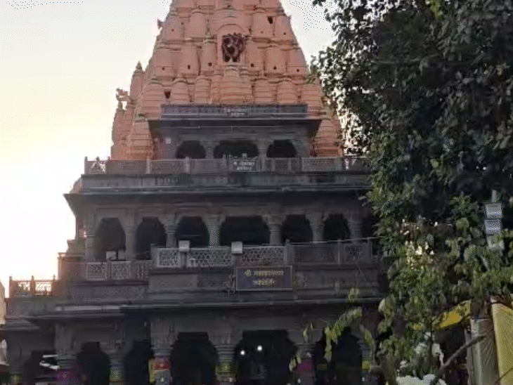 महाकाल मंदिर में होलिका तैयार की गई।
