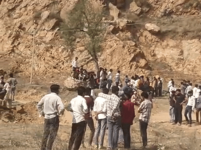 चरागाह भूमि पर गढ़ा मिला शव:  पशु चराने गए ग्रामीणों ने हाथ पैर निकले देखे, अभी तक शव नहीं हुई शिनाख्त – Bharatpur News