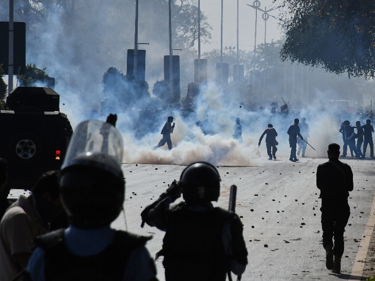 पाकिस्तान के इस्लामाबाद में रैली के दौरान US एम्बेसी तक रैली निकाल रहे शिया मुसलमानों को तितर-बितर करने के लिए पुलिस अधिकारी आंसू गैस के गोले दागे।