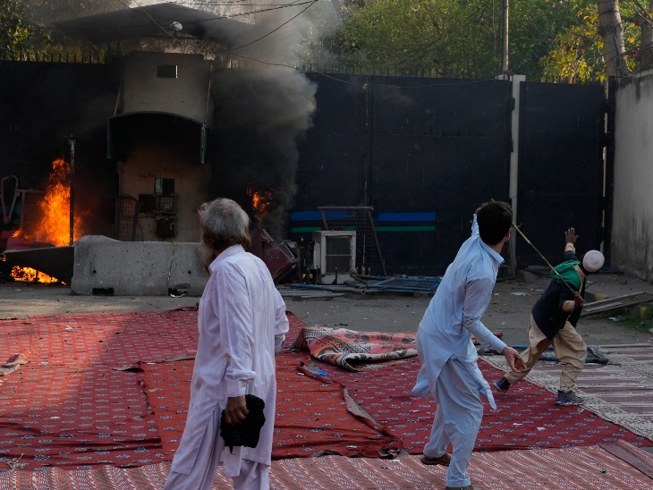 पाकिस्तान के लाहौर में अमेरिकी दूतावास के गेट पर प्रदर्शनकारियों ने पत्थर फेंके। यहां हुए हमलों में 10 लोगों की मौत हुई है।