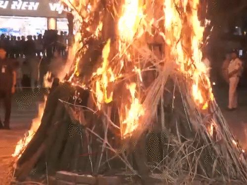 अहमदाबाद में CM पटेल ने होलिका दहन कार्यक्रम में हिस्सा लिया।