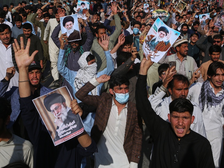 पाकिस्तान के पेशावर में खामेनेई की हत्या की निंदा करने के लिए एक रैली के दौरान शिया मुसलमानों ने अमेरिका के खिलाफ नारे लगाकर विरोध प्रदर्शन किया।