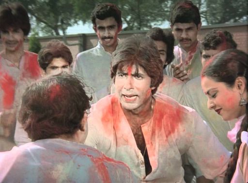 गाने 'रंग बरसे' के म्यूजिक डायरेक्टर शिव-हरि (पंडित शिवकुमार शर्मा और पंडित हरिप्रसाद चौरसिया) थे।