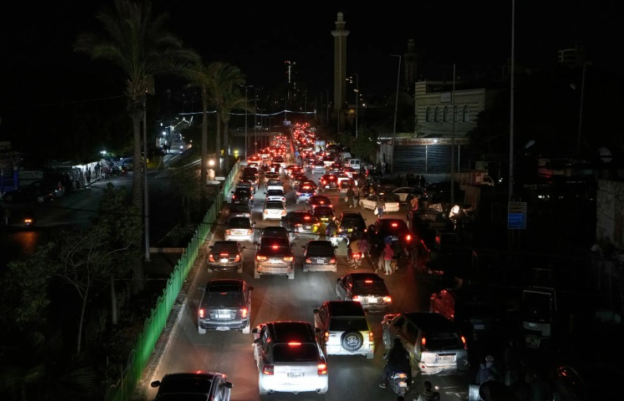 इजराइल ने बेरूत के लोगों से शहर छोड़ने को कहा। इसके बाद लोग देर रात से ही देश बाहर जा रहे हैं। सड़कों पर गाड़ियों की लंबी कतारें देखी गईं।