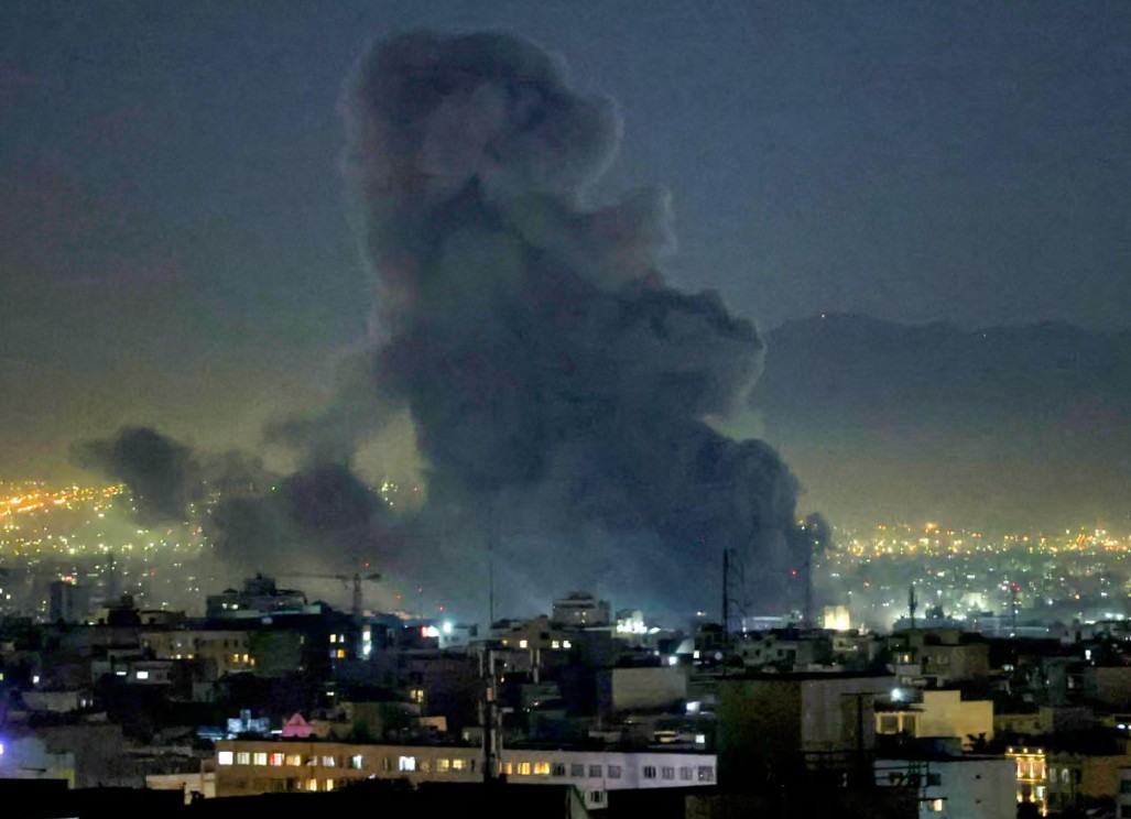 इजराइल ने बेरूत में रविवार को हिजबुल्लाह के ठिकानों पर मिसाइलें दागीं।