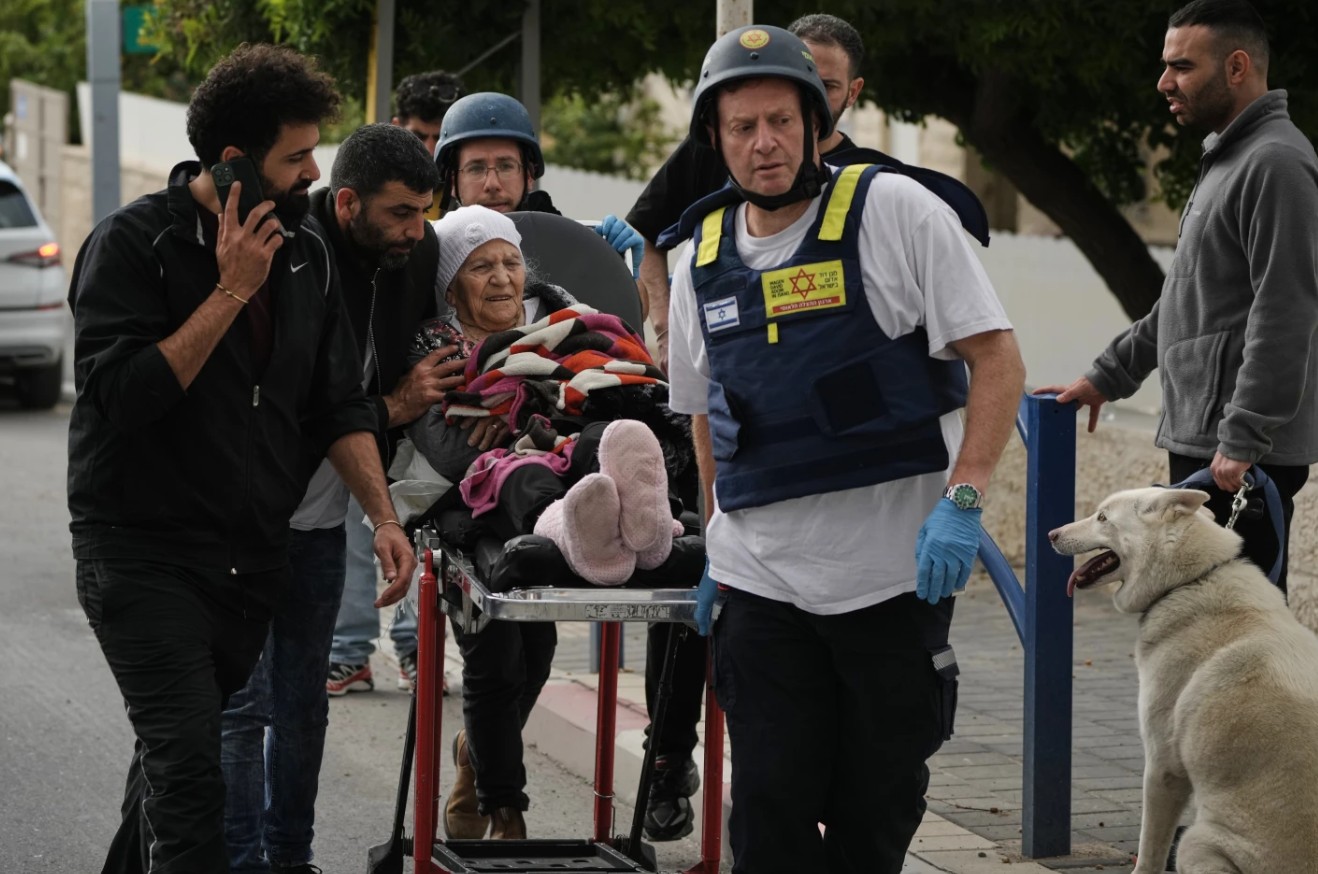 तेल अवीव में ईरानी हमलों में एक महिला घायल हो गई। बचावकर्मी उसे अस्पताल ले जाते हुए।