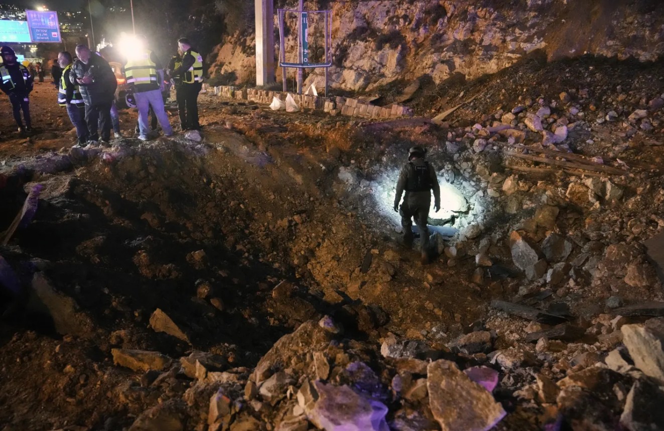 यह तस्वीर यरूशलम की है। रविवार देर रात ईरान ने यहां एक मिसाइल दागी। वह सड़क पर जा गिरी। इजराइली सुरक्षा बल हमले के बाद के हालात का जायजा ले रहे हैं।