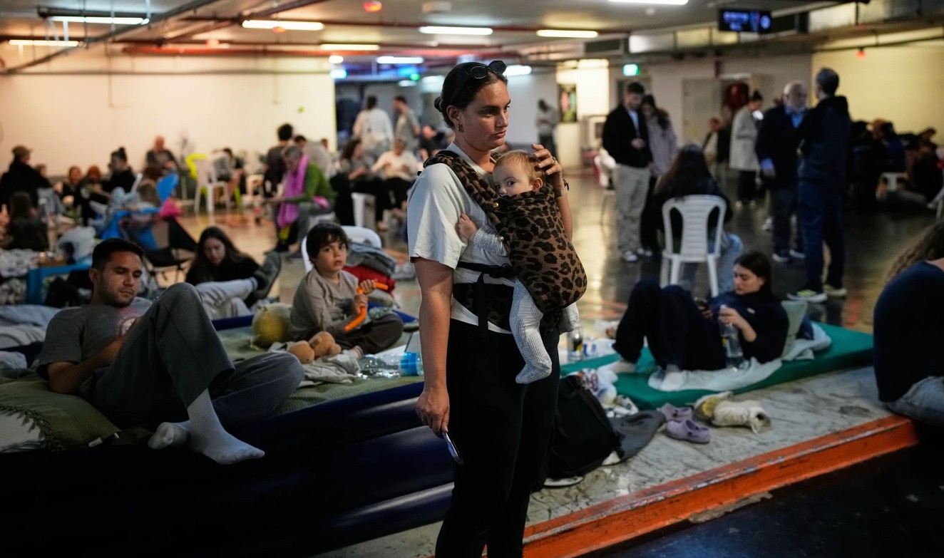 इजराइल में हजारों लोग ईरानी हमलों से बचने के लिए बंकर और सुरक्षित स्थानों पर शिफ्ट हो गए हैं।