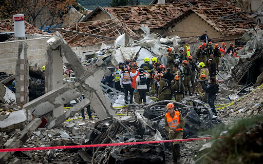 ईरान से दागी गई बैलिस्टिक मिसाइल इजराइल के बेत शेमेश के रिहायशी इलाके में गिरी।