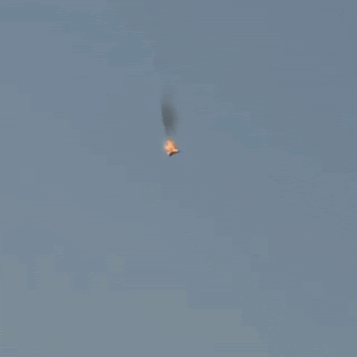 कुवैत में अमेरिकी फाइटर जेट क्रैश हुए। फुटेज में फाइटर जेट जमीन पर गिरता दिख रहा है।