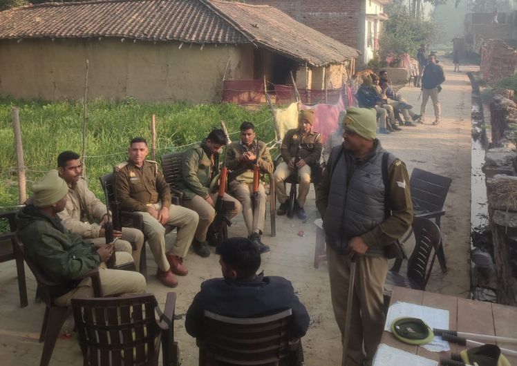 वारदात के बाद गांव को छावनी में तब्दील कर दिया गया है। भारी संख्या में पुलिस फोर्स तैनात कर दी गई है।