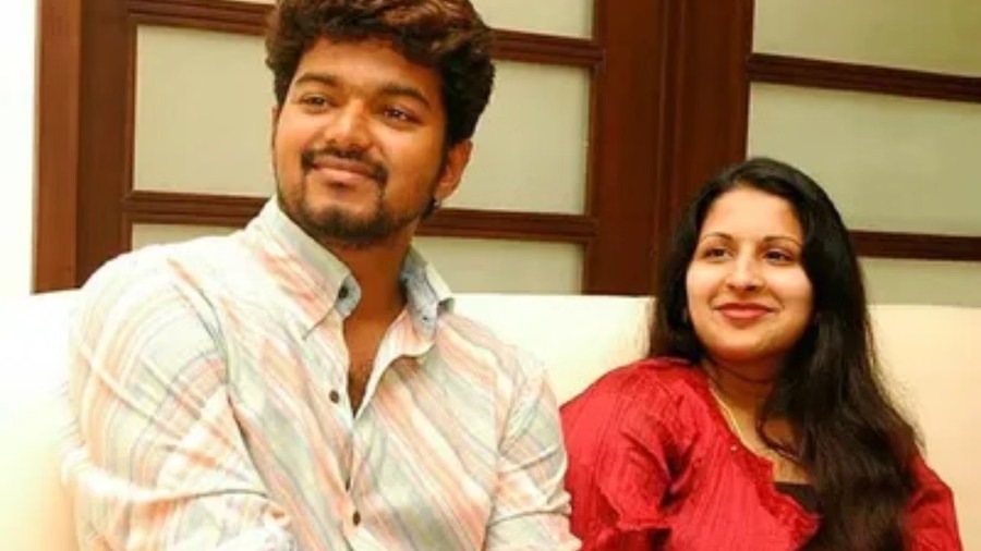 25 अगस्त 1999 को विजय और संगिता की शादी हुई थी।