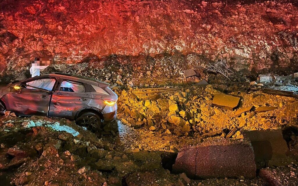 इजराइल के यरुशलम में ईरानी मिसाइल के हमले से भारी तबाही हुई। तस्वीर में मलबे में दबी कार नजर आ रही है।