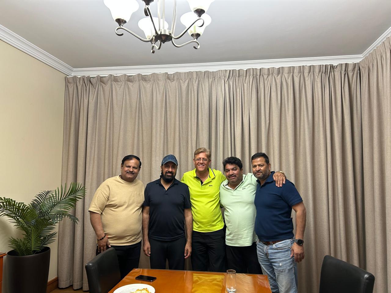 पूर्व विधायक संजय शुक्ला और पिंटू छाबड़ा के साथ दुबई में फंसे अन्य इंदौरी।