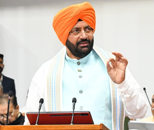 सदन में बजट भाषण पढ़ते मुख्यमंत्री नायब सिंह सैनी।